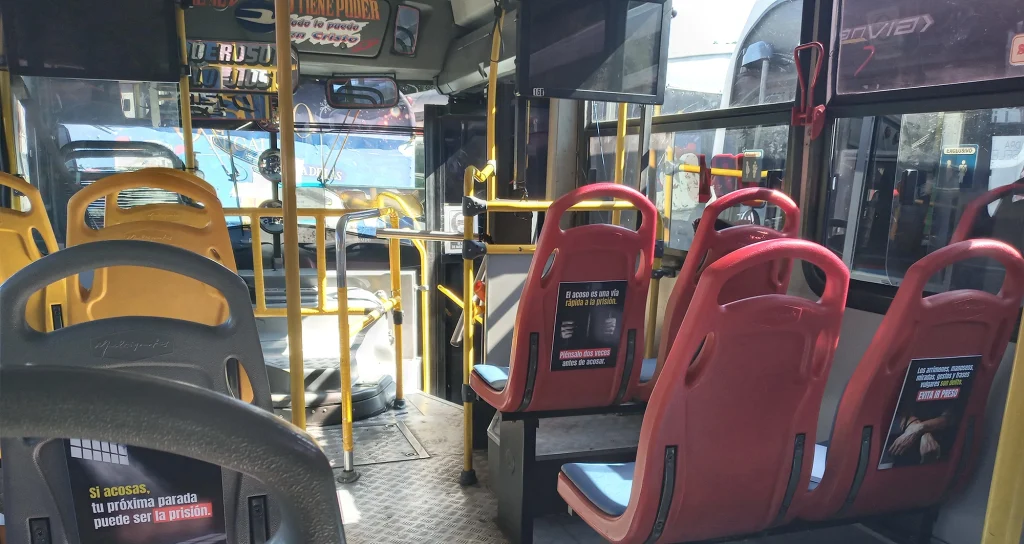 Un autobús con la leyenda en una de sus rotulaciones que dice: "Este bus es libre de acoso"