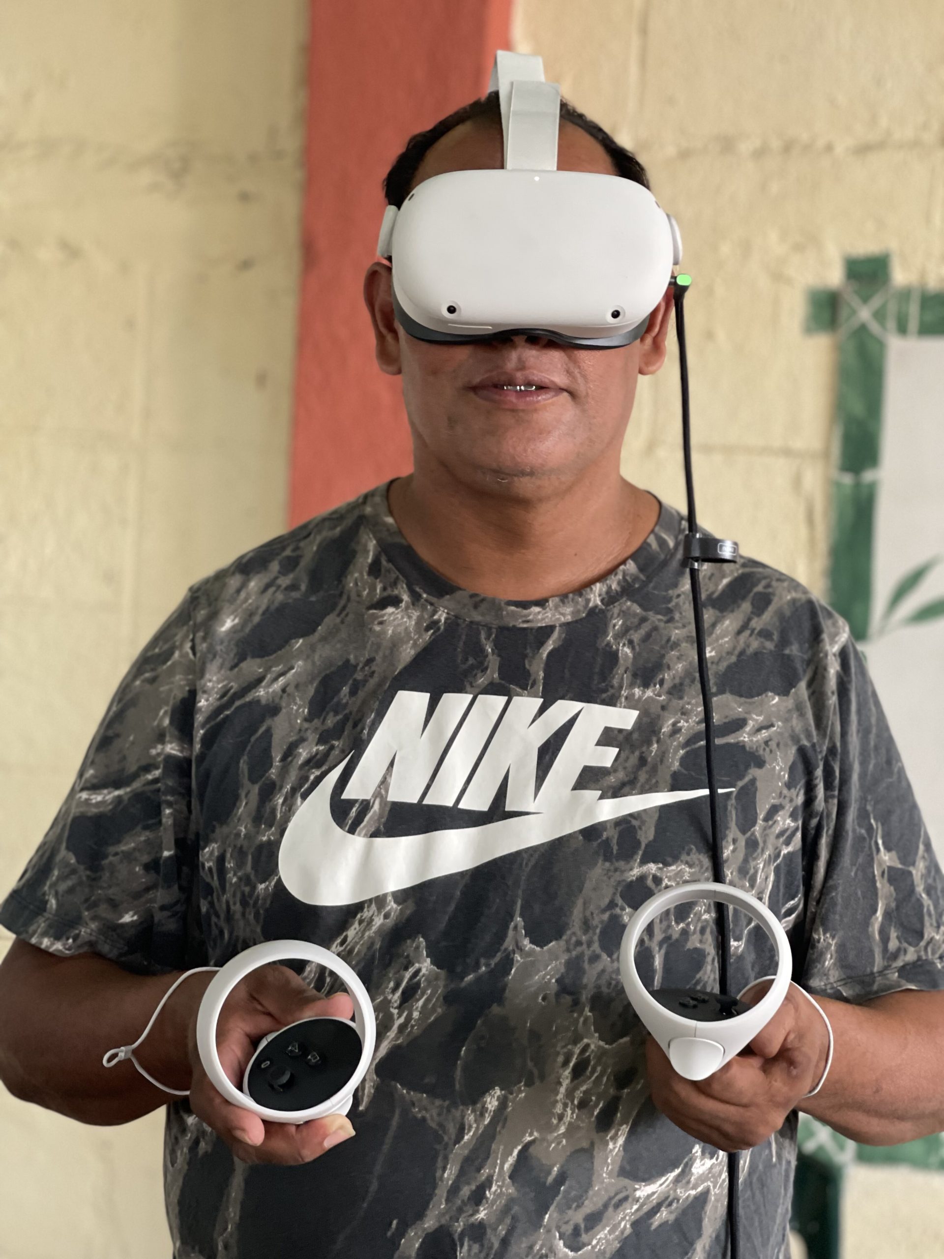 un hombre busero con lentes de realidad aumentada